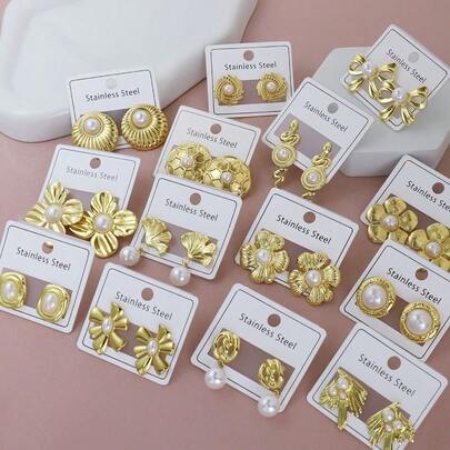 Set de 12 piezas o Set de 24 piezas (estilos aleatorios) Pendientes de botón de flor/serpiente/lazo de acero inoxidable 304 dorado, exquisitos y versátiles de alta gama, adecuados para cualquier ocasión (entrega aleatorizada)