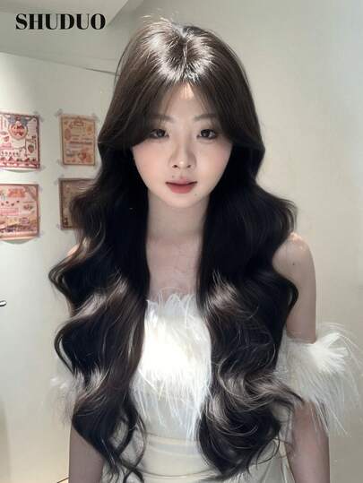 alicegarden 28 Inch Long Synthetic Curly Wig, Natural Wavy Hairstyle, Black. Designed With Bangs, Made Of Heat-Resistant Fiber To Ensure Durability. This Wig Is Suitable For Everyday Use, With A Natural And Realistic Appearance, Simulating Real Hair. Also Makes A Great Gift For Women.