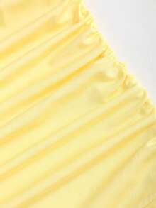 Nuevo diseño de vestido mini para mujer con falda en forma de pastel, cuello halter, y ribete metálico en espiral que estiliza la silueta - Amarillo - Ver 4