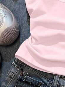 Camiseta corta de manga corta ajustada con hombros descubiertos, estampado retro de coche inglés y pliegues en la cintura, en color rosa, adecuada para el verano, el estilo callejero y el aeropuerto - Rosa Pálido - Ver 5