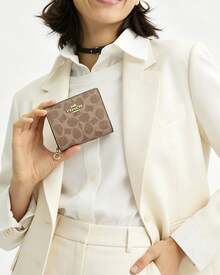 Coach SNAP 11 女士小型 RFID 防盗刷对折钱包，可爱信用卡夹带拉链零钱包 - 棕褐色 - 查看 4
