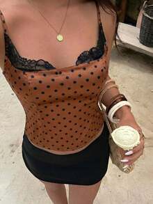 Camiseta ajustada de mujer con cuello de encaje negro, estampado de lunares blanco y negro - Marrón - Ver 8