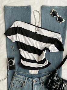 Camiseta de mujer de manga corta con cuello asimétrico y estampado de rayas - Blanco y Negro - Ver 7
