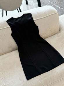 Vestido mini elegante sin mangas con hebilla de corazón de metal, adecuado para fiestas, ir al trabajo, citas y el Día de San Valentín en verano - Negro - Ver 3