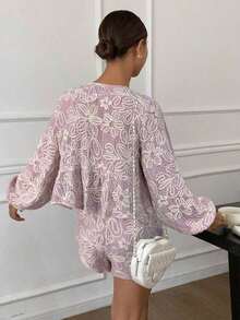 Conjunto informal de 2 piezas con blusa de manga farol con lazo delantero con estampado floral y pantalones cortos para mujer en otoño.Set de 2 piezas con tela texturizada de unicolor y tela bordada.Conjunto de camisa de encaje con cordones y pantalones cortos de manga larga. - Rosa - Ver 2