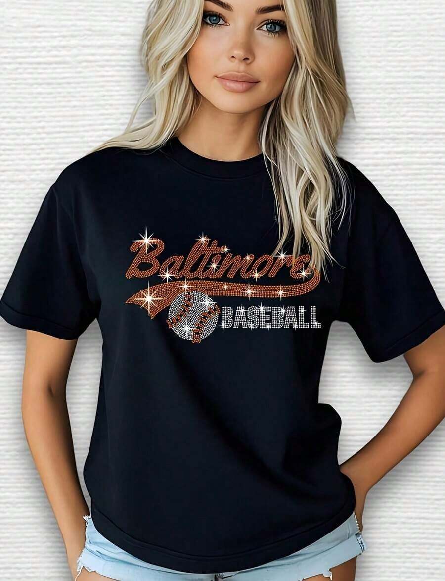Conjunto para el Día de la Madre, Camiseta de Béisbol de Baltimore con Pedrería, Regalo para Fanáticos en el Día del Partido, Camiseta de Algodón 100% de 220g de Peso Pesado. Estampado de mariposas. Tallas unisex. Camiseta inspiradora de cuello redondo. Lindo y hermoso top de inspiración Y2K, perfecto para actividades al aire libre, el hogar, el trabajo o la moda urbana. Camiseta casual, holgada para uso diario. - Negro - Ver 1