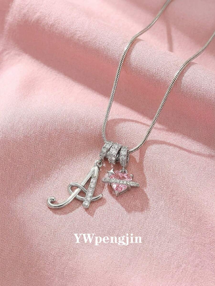 Colar de luxo com pingentes múltiplos em formato de coração, cravejados com zircônias cúbicas em formato de coração rosa, em aço inoxidável dourado. Ideal para meninas, este colar com nome e letra inicial é um presente elegante e moderno para namorada, mãe, família, amiga, filha, aniversário, Dia dos Namorados, Dia das Mães, aniversário de casamento, formatura, uso diário, casamento e baile de formatura. - Prata - Ver 1