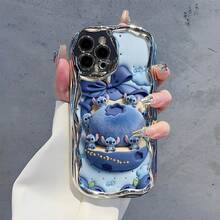 Disney Lilo & Stitch Phone Case, Cartoon Art Protective Cover. Compatible With IPhone 17, 16, 15, 14, 13, 12, 11 Pro Series, Featuring Multiple Plush Stitch Characters Gathered Around A Giant Blueberry In A Gift Box On A Pastel Background, Perfect For Animation Fans, Ideal For Birthdays, Holidays, Anniversaries, Graduation Gifts, Or Any Special Occasion To Surprise Family, Friends, Classmates, And Loved Ones. - 銀色 - 查看 1