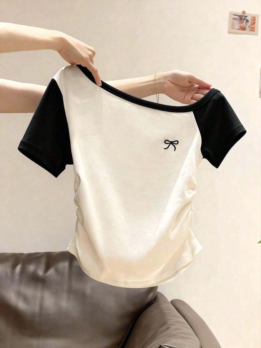 Camiseta de mujer con cuello asimétrico, manga corta y bordado de color contrastante - Blanco y Negro - Ver 1