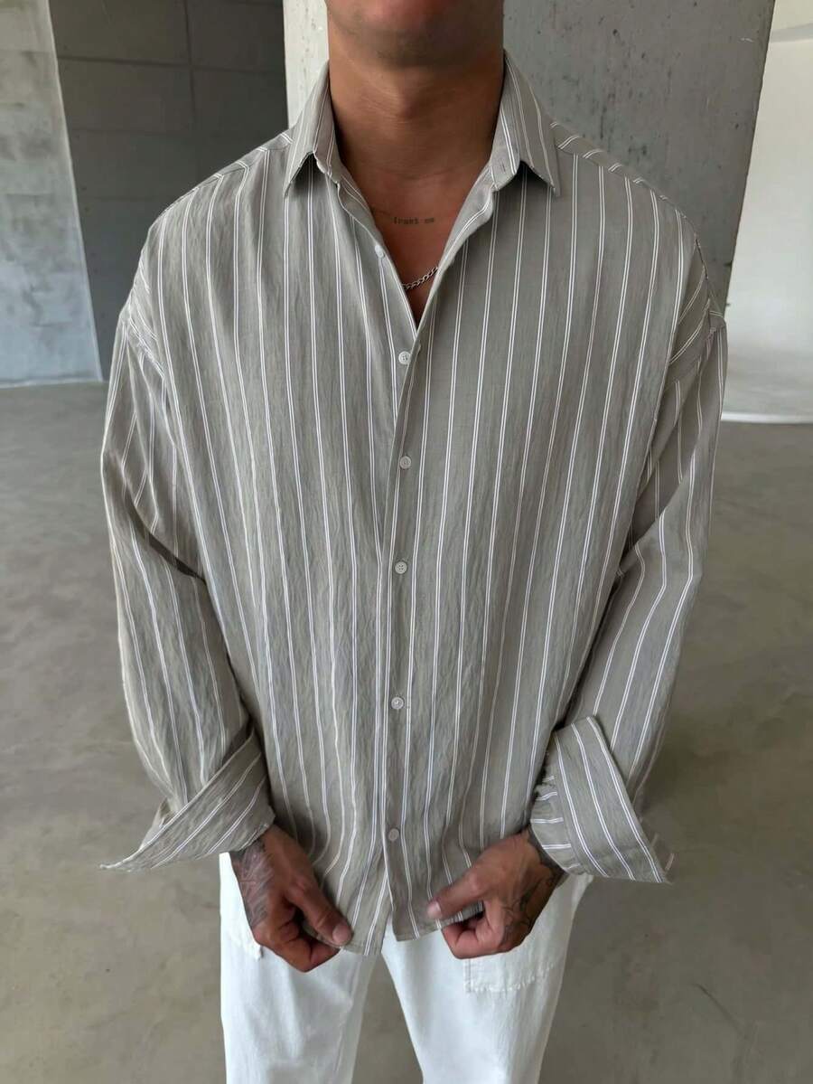 男士条纹长袖休闲衬衫，宽松版型，简约百搭设计，适合多季节日常穿着，舒适透气。 - 淺灰色 - 查看 1