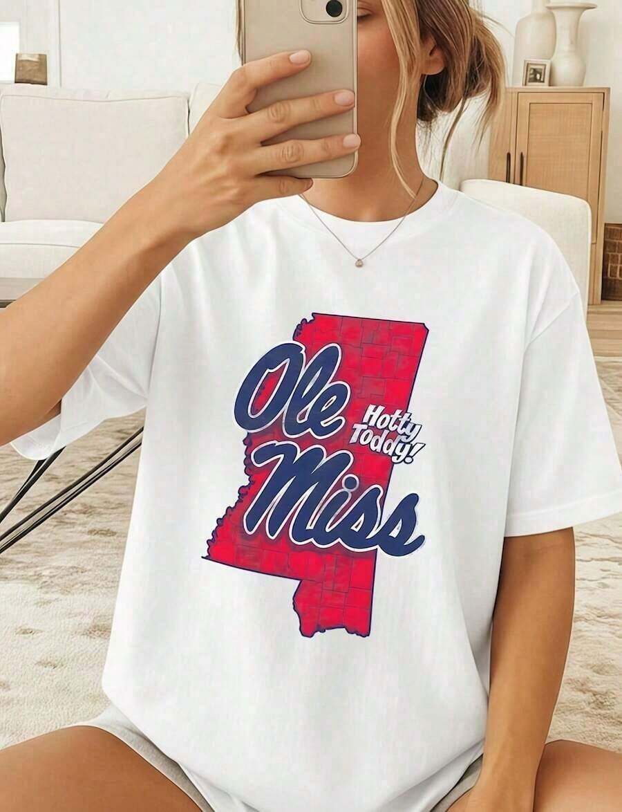 Camiseta Y2K / Camiseta con estampado de hoja de arce, Camiseta con mapa del estado de Ole Miss Rebels, Camiseta Hotty Toddy, Camiseta para fanáticos del fútbol americano de Ole Miss, Camiseta para el día del partido de fútbol universitario de Mississippi, Camiseta de algodón 100% de 220 g de peso pesado. Con estampado de mariposas, adecuado para niñas y mujeres, camiseta inspiradora de manga corta con cuello redondo, estilo estético lindo Y2K, top de verano, adecuado para actividades al aire libre, familia, trabajo o uso diario casual en la calle. 2026-Top de playa ligero / Top de verano ligero - Camiseta unisex de algodón suelto de manga corta y cuello redondo estilo vintage de calle. Blusas para mujer, playeras de mujer, blusas casuales para dama. - Blanco - Ver 1