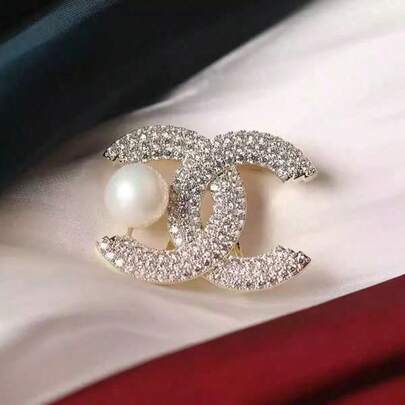 Xiaoxiangfeng Double C Fashion Pearl Brooch, High-End Suit Letter Diamond Pin Anti-Light Temperament Corsage Accessories