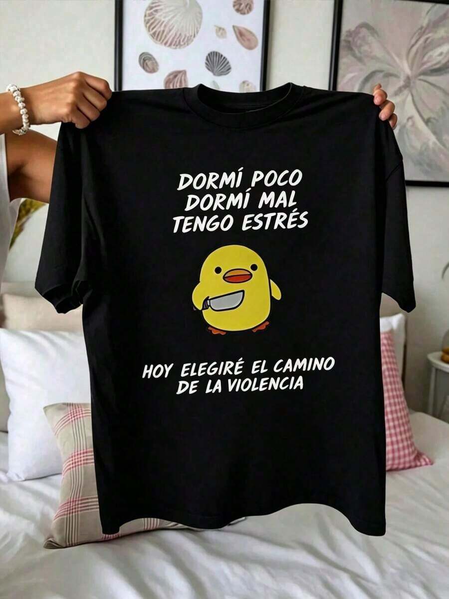 Playera Blanca Oversize con Meme de Pollo Enojado y Cuchillo, Camiseta Gráfica con Frase Viral en Español: "Dormí poco, tengo estrés", Humor Sarcástico Latino Estilo Urbano Holgado - Negro - Ver 1