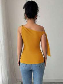 Camiseta ajustada elegante con cuello asimétrico y nudo de mujer de unicolor - amarillo ganso - Ver 2