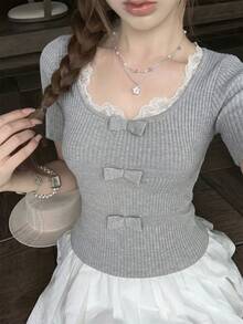 女士蕾丝边蝴蝶结针织上衣，可爱甜美灰色短袖针织衫，蕾丝花边修身短款蝴蝶结系带针织衫，适合夏季外出、返校和度假穿着。 - 灰色 - 查看 4