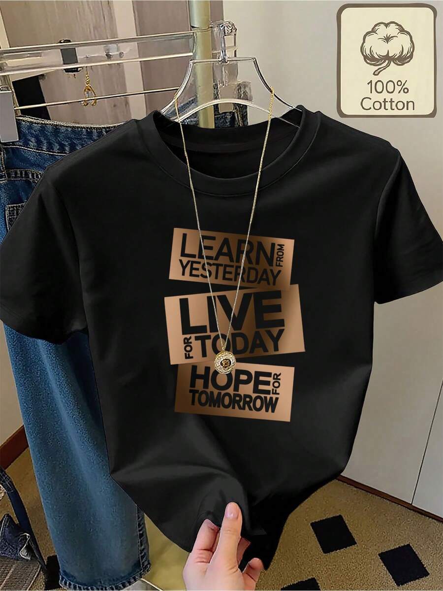Camiseta 100% con estampado "APRENDE DE AHYE, VIVE EL HOY, ESPERA EL MAÑANA", cuello redondo, manga corta, ropa de verano, cómoda y transpirable para uso diario, ropa de verano para mujer - Negro - Ver 1