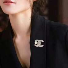 Xiaoxiangfeng Double C Fashion Pearl Brooch, High-End Suit Letter Diamond Pin Anti-Light Temperament Corsage Accessories - 金色 - 查看 2