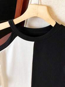 Camiseta casual de mujer con bloques de color y hombros descubiertos, para verano - Blanco y Negro - Ver 3