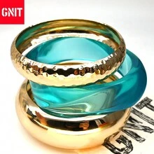 GNIT Pulseras tipo bangle de oro y carey para mujer, set de 3 piezas de pulseras gruesas y llamativas apilables, set de joyas chapadas en oro de 18K y resina para combinar con atuendos - azul translúcido - Ver 2