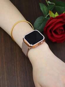 Bộ dây đeo và ốp lưng đồng hồ này tương thích với Apple Watch. Thiết kế thời trang, giản dị và phù hợp cho cả nam và nữ. Sản phẩm gồm dây đeo lưới bằng thép không gỉ mềm mại, thoáng khí và có thể điều chỉnh, kết hợp với ốp lưng PC chống va đập và chống trầy xước, được đính đá lấp lánh, cùng với lớp kính cường lực bảo vệ. Bộ sản phẩm 2 trong 1 này tương thích với Apple Watch Series Ultra/11/10/9/8/7/6/5/4/3/SE, và các kích thước dây đeo và ốp lưng 38/40/41/42/44/45/46/49 mm. - Hoa hồng vàng - Xem 2