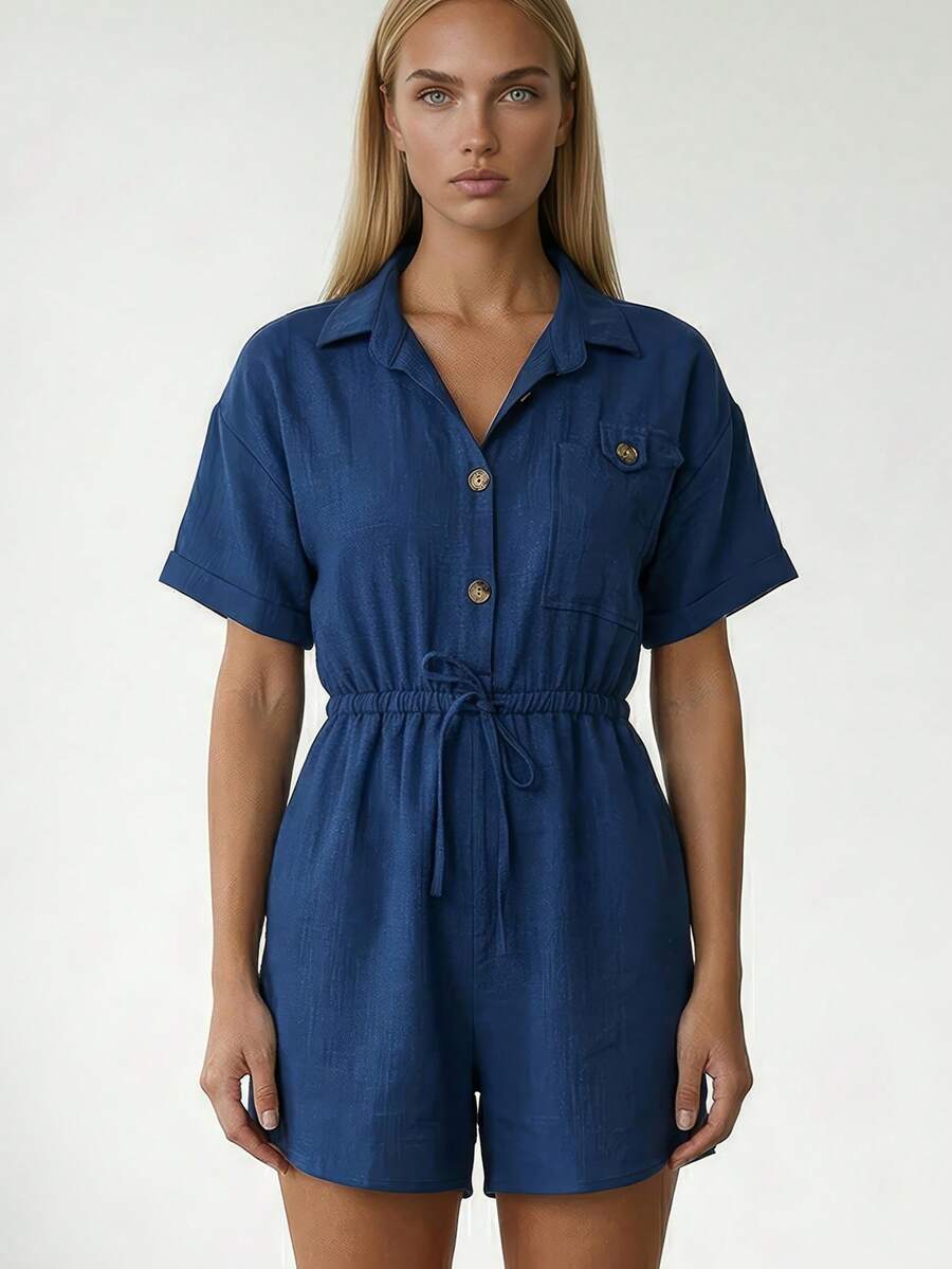 Kortärmad damsparkbyxa med krage, knappknäppning framtill, bröstficka och justerbar dragsko i midjan. Designad i ett lätt vävt tyg för en bekväm och mångsidig vardagslook. - Marinblå - Visa 1