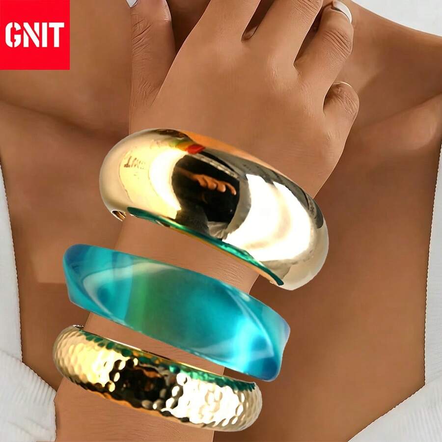 GNIT Pulseras tipo bangle de oro y carey para mujer, set de 3 piezas de pulseras gruesas y llamativas apilables, set de joyas chapadas en oro de 18K y resina para combinar con atuendos - azul translúcido - Ver 1