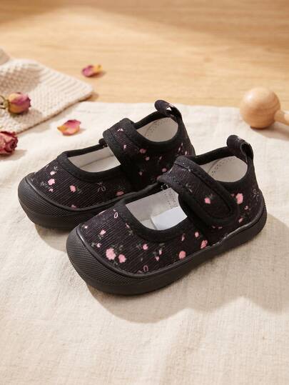 1 par de nuevos tenis de tela con estampado floral negro para niñas, con cierre de gancho y bucle, punta redonda, suela blanda, estilo japonés dulce y fresco, zapatos casuales cómodos para bebés, adecuados para actividades diarias al aire libre en verano, paseos de otoño por el jardín, salidas al campus (patrón aleatorio)