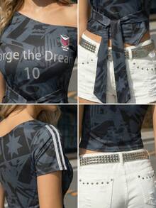 Camiseta feminina casual estilo americano com laço assimétrico em tela, modelagem justa e curta. Ideal para looks urbanos, primavera/verão e para acompanhar a Copa do Mundo. - Azul marinho - Ver 8