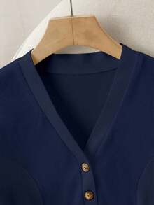 Camiseta de mujer de punto con cuello en V profundo, manga corta, cintura ceñida, abertura frontal con botones metálicos, elegante, romántica, casual, para uso diario, trabajo, cena, primavera/verano - Azul marino - Ver 6