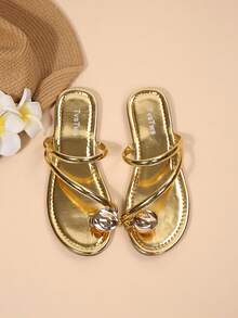 Nouvelles chaussures à talons bas pour l'été, sandales plates à brides croisées avec bout en métal doré brillant pour plage et luxe. Semelle souple antidérapante confortable pour le port prolongé, adaptées aux grandes tailles. Sandales polyvalentes pour la plage, les déplacements quotidiens, l'intérieur et l'extérieur - Doré - Voir 6
