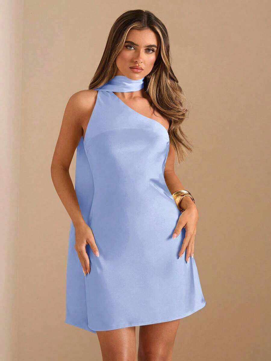 Vestido mini de satén elegante con hombros asimétricos y espalda descubierta en unicolor amarillo crema, vestido mini elegante con estampado, vestido mini sexy con espalda descubierta, vestido mini de satén amarillo con espalda descubierta, vest - Celeste - Ver 1