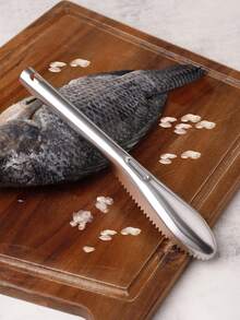 1pc Stainless Steel Fish Scale Scraper, Manual Fish Scaler, Kitchen Fish Descaling Tool, Double-Sided Serrated Quick Descaling, Suitable For Freshwater & Saltwater Fish, One-Piece Easy To Clean And Store, Kitchen Essential - View 4