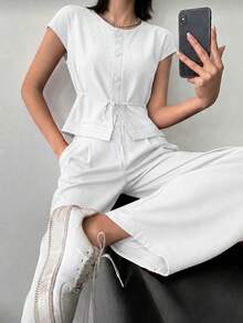 A&DD MODA, REF: AS1990 - Women's Set Consisting Of A Short-Sleeved Blouse And Pants. The Blouse Has A Round Neckline With Details And Buttons. The Pants Have A Straight Cut For A Slimming Effect. This Casual Yet Elegant Set Is Ideal For Special Occasions And Social Events, Creating A Complete And Sophisticated Look. - 白色 - 查看 5
