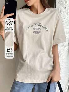 Una camiseta de manga corta para mujer con estilo retro americano, de corte holgado y con diseño estampado (los pantalones son solo para sugerencias de estilo). Esta pieza sencilla y elegante presenta un patrón de letras impresas con temática tropical, lo que la convierte en un elemento imprescindible para crear un look relajado de vacaciones, perfecto para ocasiones como el Día del Trabajo y el Día de la Independencia de México. - Beis - Ver 7