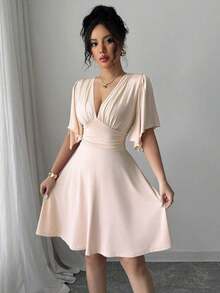 Nuevo vestido elegante corto para mujer con cuello en V, busto fruncido, mangas con volantes y cintura ceñida.Favorecedora y elegante. - Albaricoque - Ver 6