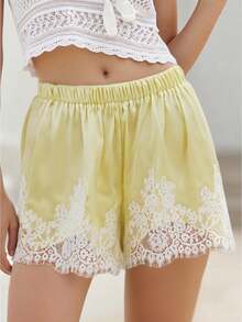 Mini pantalones cortos de satén de verano con volantes de encaje y pantalones cortos casuales para mujeres en la playa - Amarillo - Ver 1