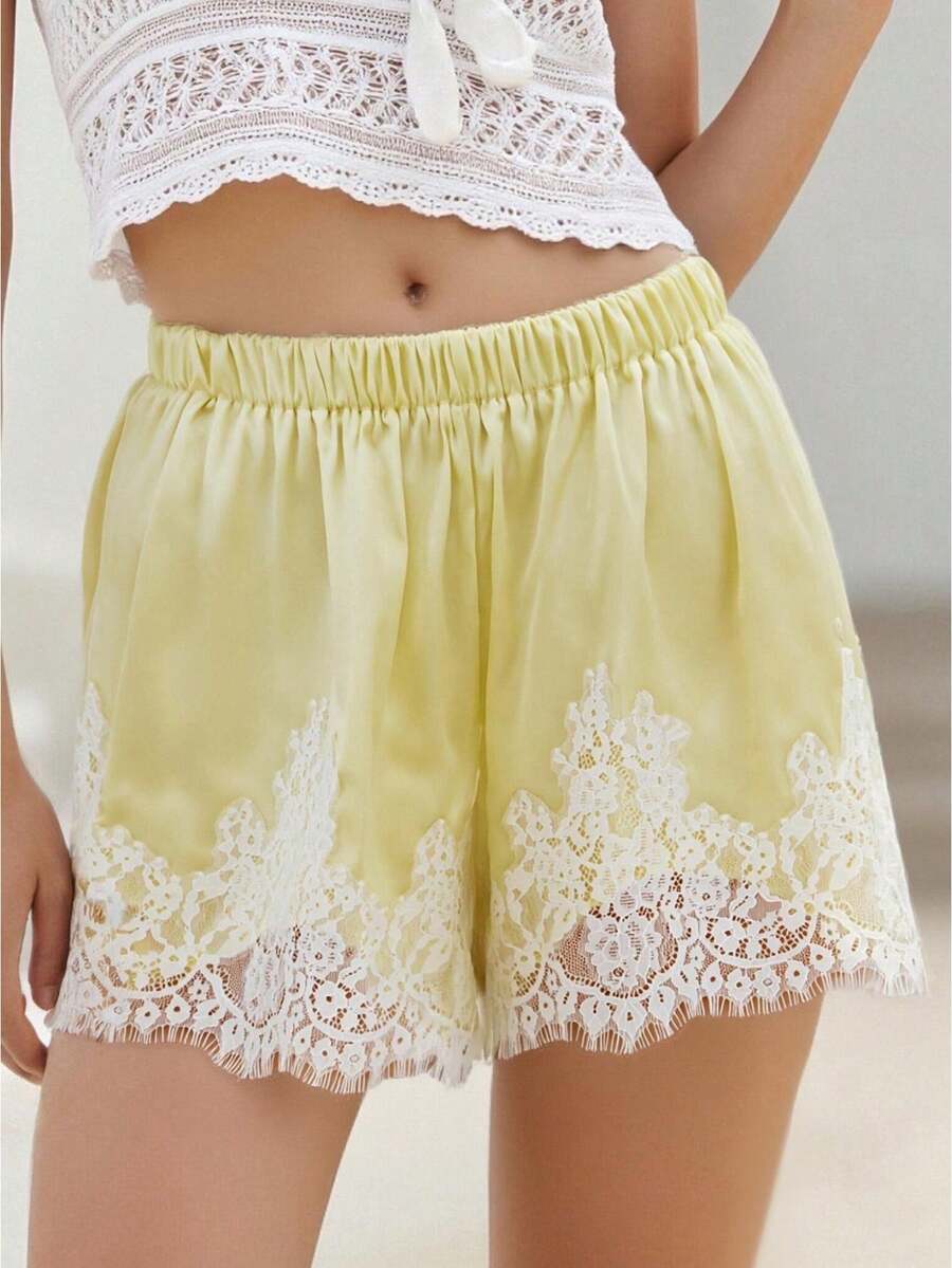 Mini pantalones cortos de satén de verano con volantes de encaje y pantalones cortos casuales para mujeres en la playa - Amarillo - Ver 1