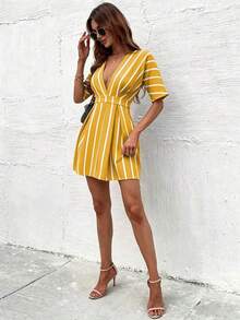 Vestido corto de verano casual y de vacaciones para mujer con cuello en V profundo, estampado de rayas y cintura ceñida - Amarillo - Ver 4