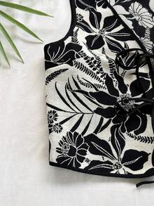 Top de tanque sin mangas de estampado tropical para mujer con cuello en V, frente atado y mangas acampanadas para vacaciones - Blanco y Negro - Ver 5