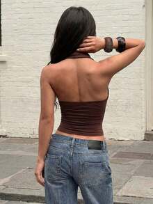 Camiseta corta con cuello halter, escote profundo en V, empalme de metal, espalda descubierta y plisados, adecuada para uso diario, ir al trabajo, citas, vacaciones, Día de San Valentín, verano casual - Café integral - Ver 9