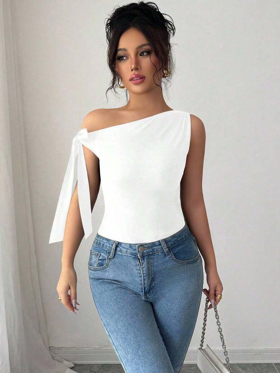 Camiseta ajustada elegante con cuello asimétrico y nudo de mujer de unicolor - Blanco - Ver 1