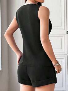 Conjunto de chaqueta sin mangas minimalista casual con botones delanteros y bajo con abertura, combinado con pantalones cortos con dobladillo plegado - Negro - Ver 2