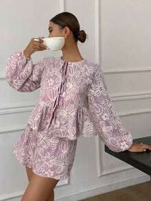 Conjunto informal de 2 piezas con blusa de manga farol con lazo delantero con estampado floral y pantalones cortos para mujer en otoño.Set de 2 piezas con tela texturizada de unicolor y tela bordada.Conjunto de camisa de encaje con cordones y pantalones cortos de manga larga. - Rosa - Ver 5