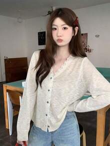 夏物婦人服コーナー：夏の韓国ファッション婦人服、フレンチレースの白い日焼け止めニットカーディガン、女性らしいデザインのニッチカジュアルウェア、リラックス感のある2026年新作人気商品、ネットセレブ御用達の美しい万能トップス、カバーアップ、ジャケット、リラックススタイルのショールトップス。 - アプリコット - チェックする 2