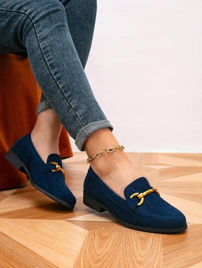 Giày lười nữ màu xanh hải quân giả da lộn, khóa kim loại, gót thấp, kiểu dáng slip-on, thích hợp cho cả đi làm và đi chơi hàng ngày.