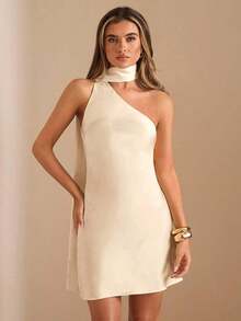 Vestido mini de satén elegante con hombros asimétricos y espalda descubierta en unicolor amarillo crema, vestido mini elegante con estampado, vestido mini sexy con espalda descubierta, vestido mini de satén amarillo con espalda descubierta, vest - Albaricoque - Ver 7