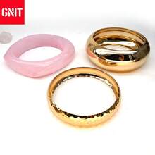 GNIT Pulseras tipo brazalete de oro y carey para mujer, set de 3 piezas de pulseras gruesas y llamativas, joyería chapada en oro de 18K y resina para combinar con atuendos - Rosa - Ver 5