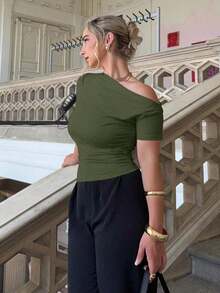 Mujeres Camiseta casual de manga corta ajustada y lisa con un hombro descubierto para uso diario en primavera y verano - verde militar 2 - Ver 6
