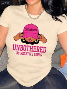Una camiseta de manga corta para mujer con estilo retro americano, de corte holgado y con diseño estampado (los pantalones son solo para sugerencias de estilo). Esta pieza sencilla y elegante presenta un patrón de letras impresas con temática tropical, lo que la convierte en un elemento imprescindible para crear un look relajado de vacaciones, perfecto para ocasiones como el Día del Trabajo y el Día de la Independencia de México. - Beis - Ver 1