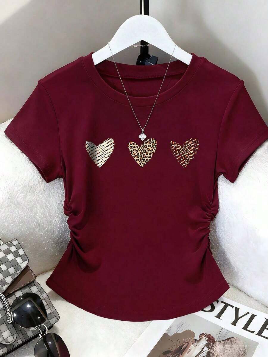 Blusa de verano para exteriores, diseño de alta gama, adecuada para actividades al aire libre, deportes, diseño gráfico, compras, viajes, vacaciones, camiseta de manga corta para mujer con estampado de leopardo y elementos de corazón, estampado de corazón de mariposa, romántico, encantador - Burdeos 2 - Ver 1